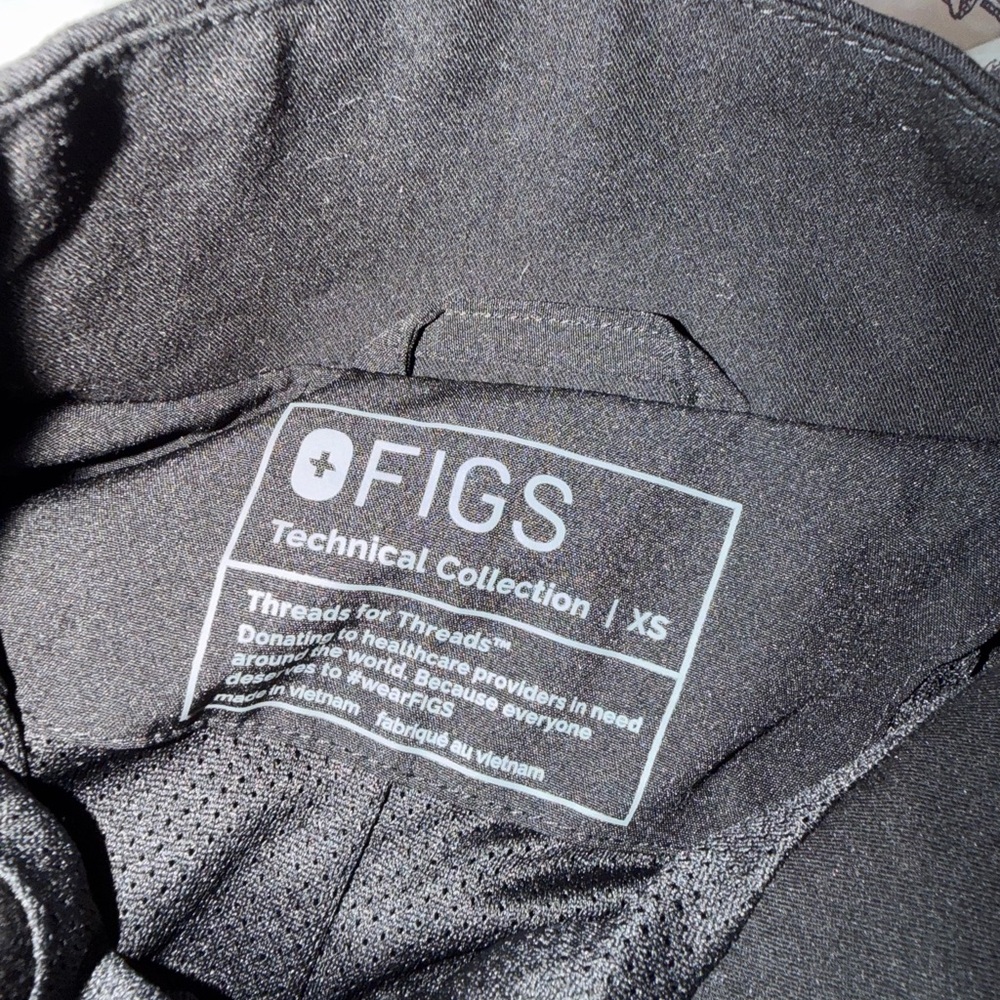 Figs Women's Black Windbreaker Jacket - Picture 2 of 4